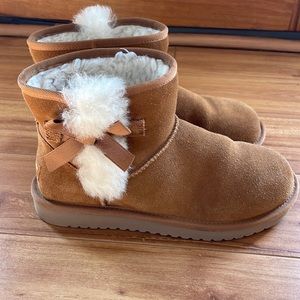 Kookaburra by Uggs boots!